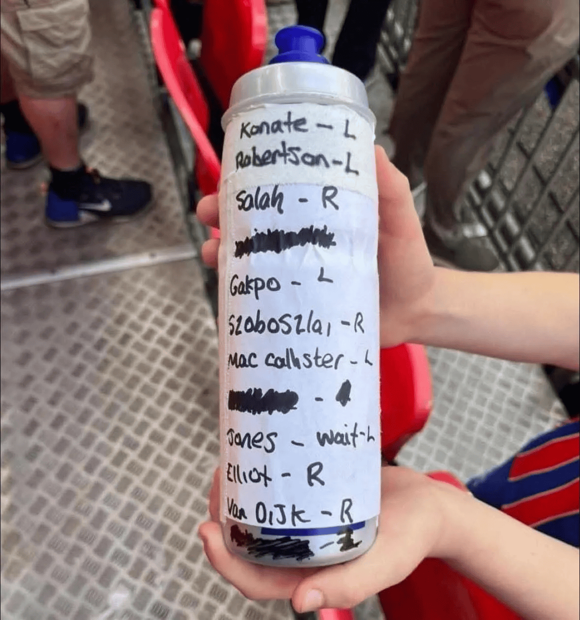 仍穿着水晶, yid