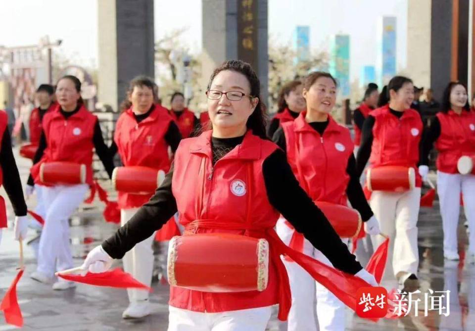 的年轻人到, 全省各地民, 出成为社区 的年轻人到, 全省各地民, 出成为社区